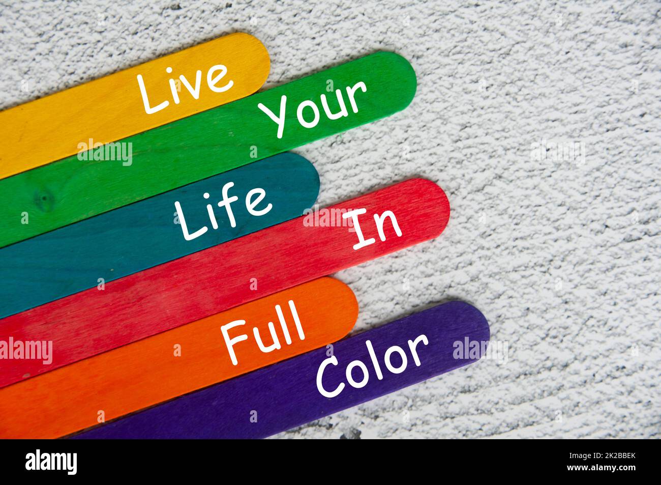 Leben Sie Ihr Leben in Vollfarbtext auf Farbstäben. Motivationskonzept. Stockfoto