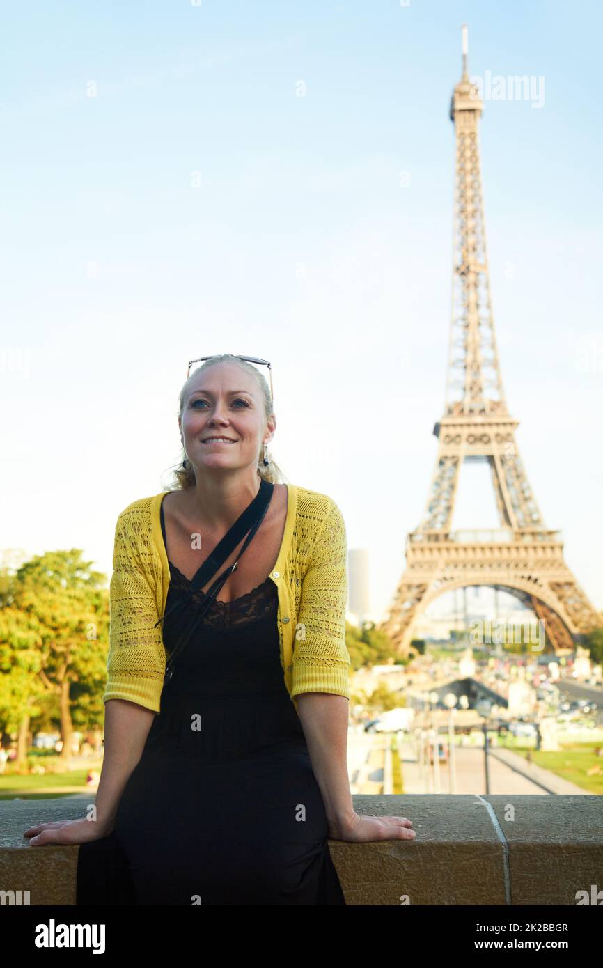 Schöne Urlaubserinnerungen. Eine attraktive junge Frau, die in Paris Sehenswürdigkeiten sieht. Stockfoto