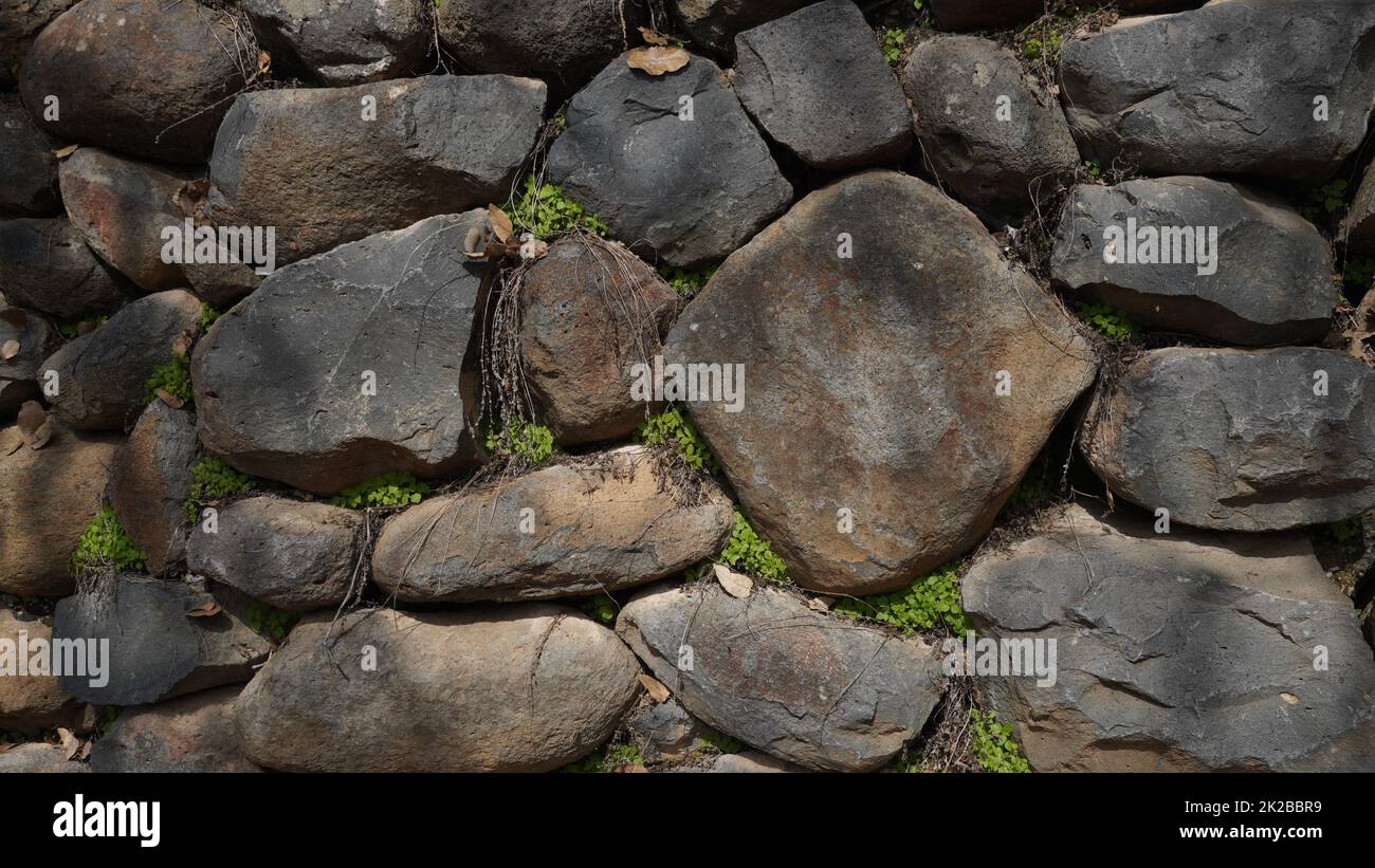 Textur einer Steinwand. Alte Burg Steinwand Hintergrund. Steinwand als Hintergrund oder Textur. Teil einer Steinwand, für Hintergrund oder Textur Stockfoto