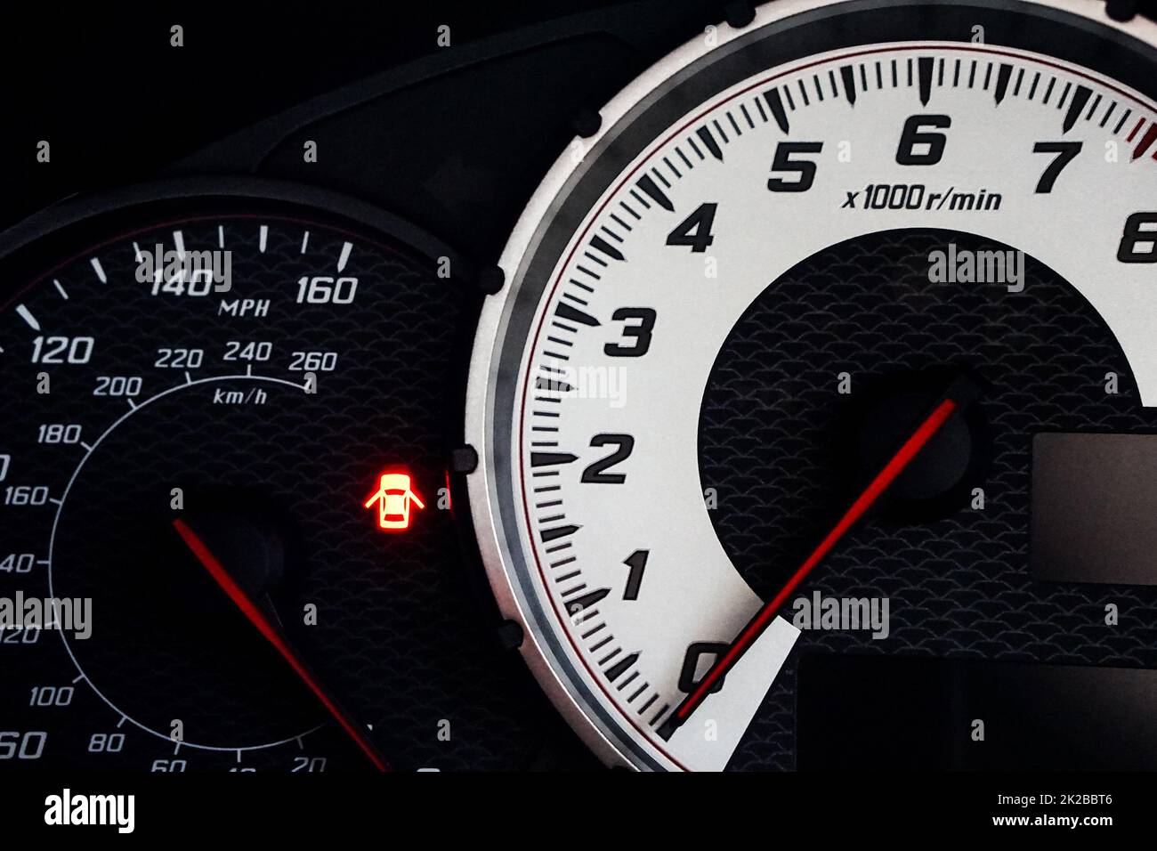 Die Sportwagenkonsole zeigt das LED-Licht an, die Tür ist offen. Stockfoto
