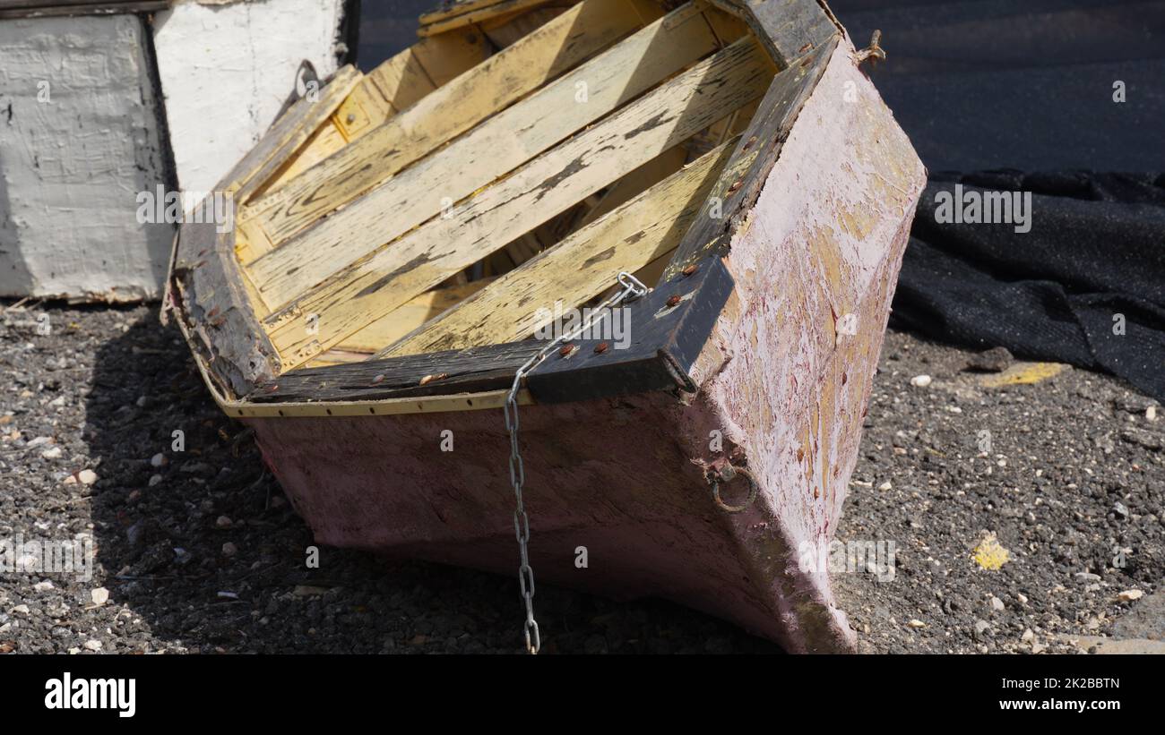 Altes Holzboot, vergessen am Seestrand Stockfoto