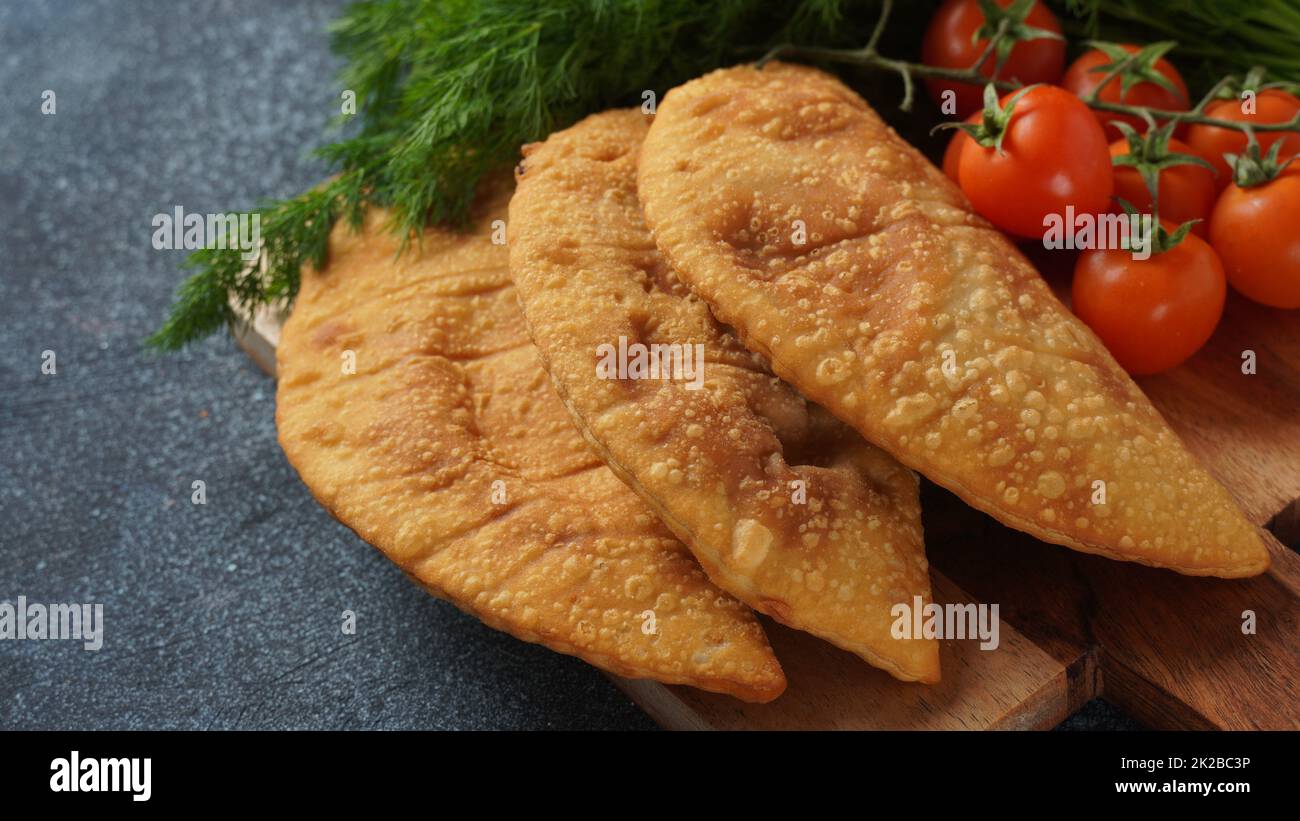 Cheburek mit Fleisch und Kirschtomaten. Traditionelle rumänische ...
