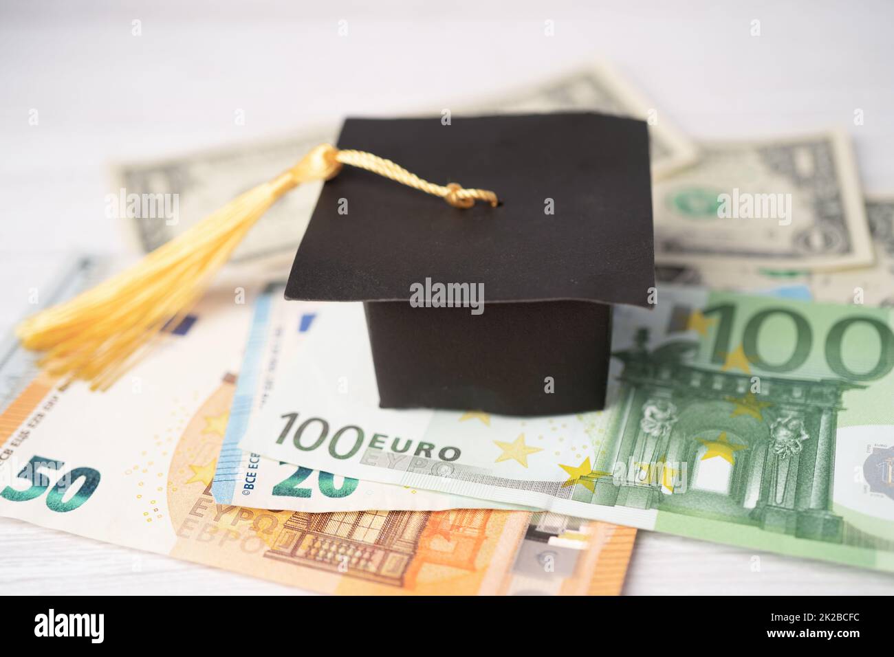 Abschlusslücke auf Euro- und US-Dollar-Banknoten Geld, Lerngebühr Lernkonzept. Stockfoto