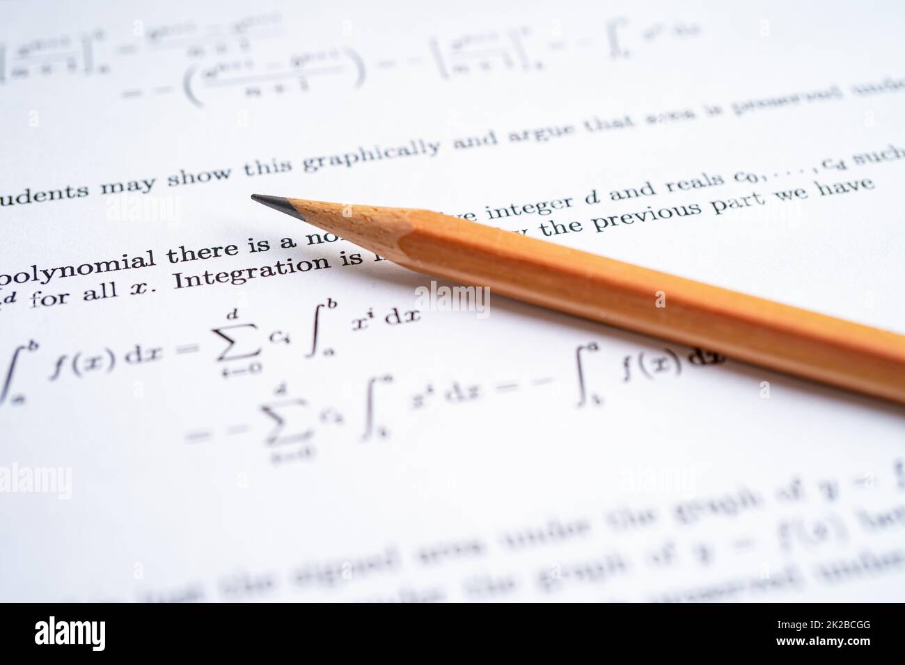 Bleistift auf mathematischer Formel Übung Testpapier in der Bildungsschule. Stockfoto