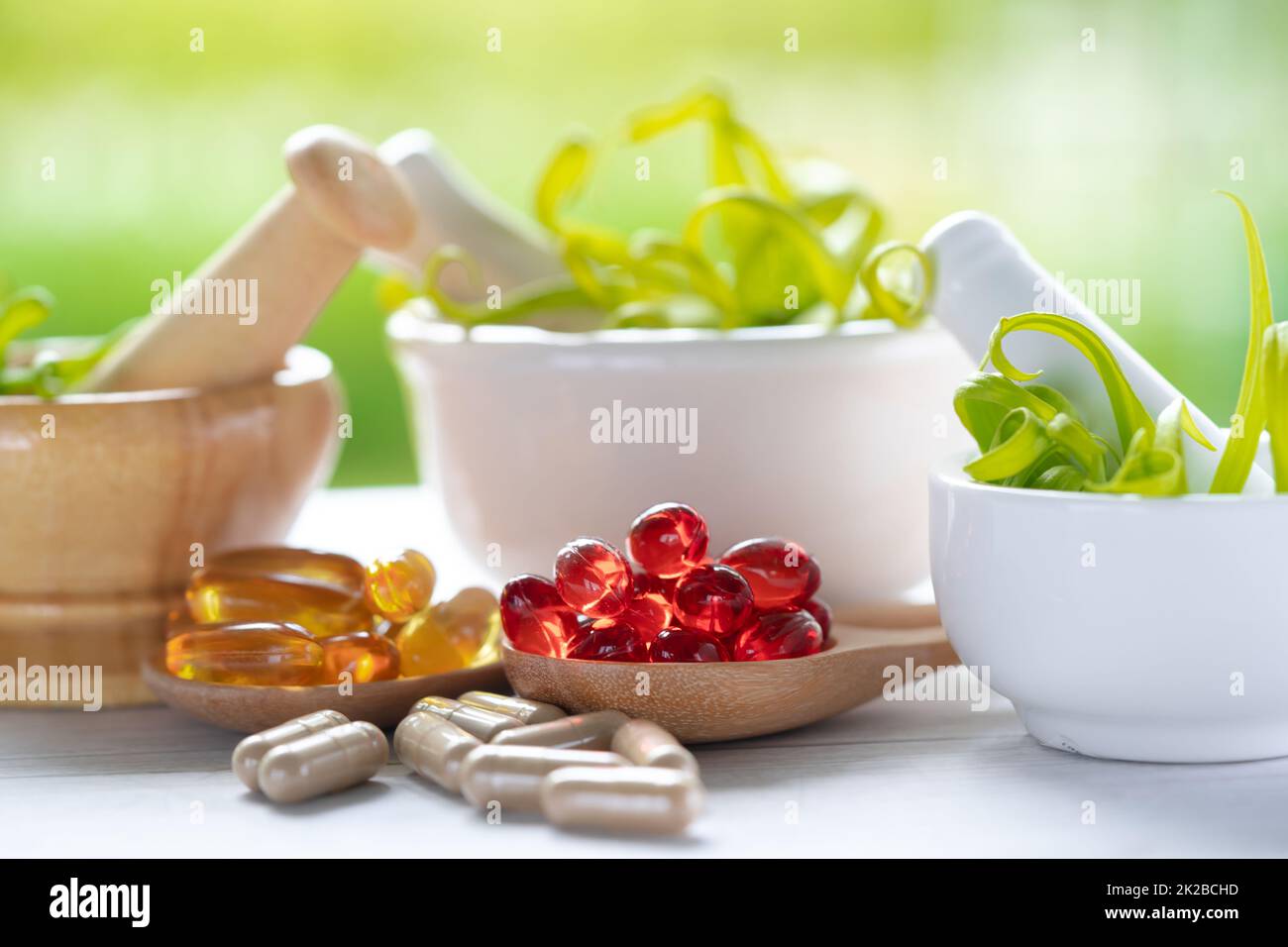 Alternative Medizin Natur pflanzliche Bio-Kapsel, Medikament mit Kräutern Blatt natürliche Ergänzungen für ein gesundes gutes Leben. Stockfoto