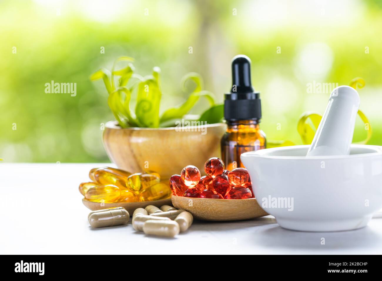 Alternative Medizin Natur pflanzliche Bio-Kapsel, Medikament mit Kräutern Blatt natürliche Ergänzungen für ein gesundes gutes Leben. Stockfoto