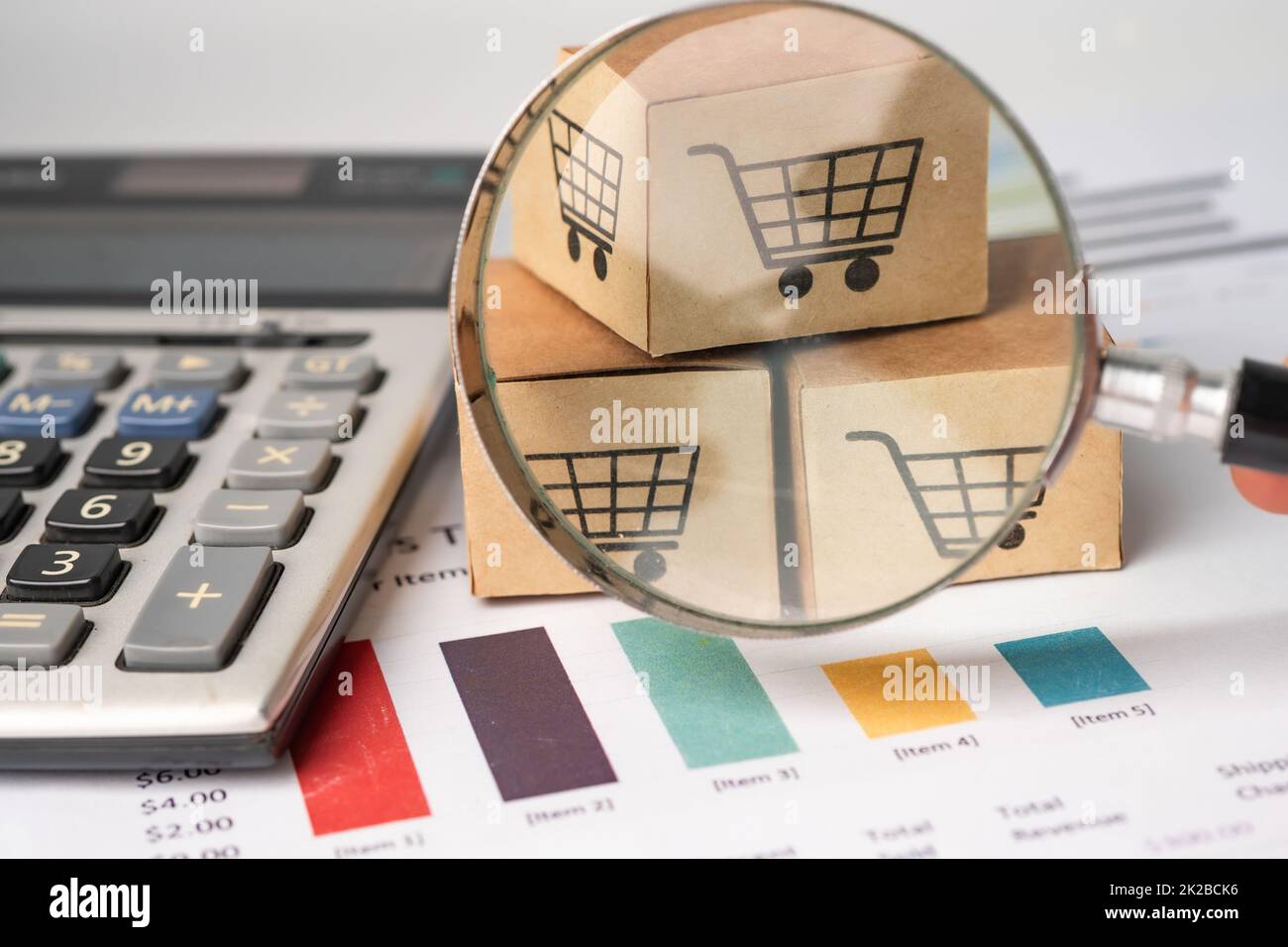 Warenkorb-Logo auf Box mit Lupe auf Grafik-Hintergrund. Bankkonto, Investment Analytische Forschung Daten Wirtschaft, Handel, Business Import Export Transport online Unternehmen Konzept. Stockfoto