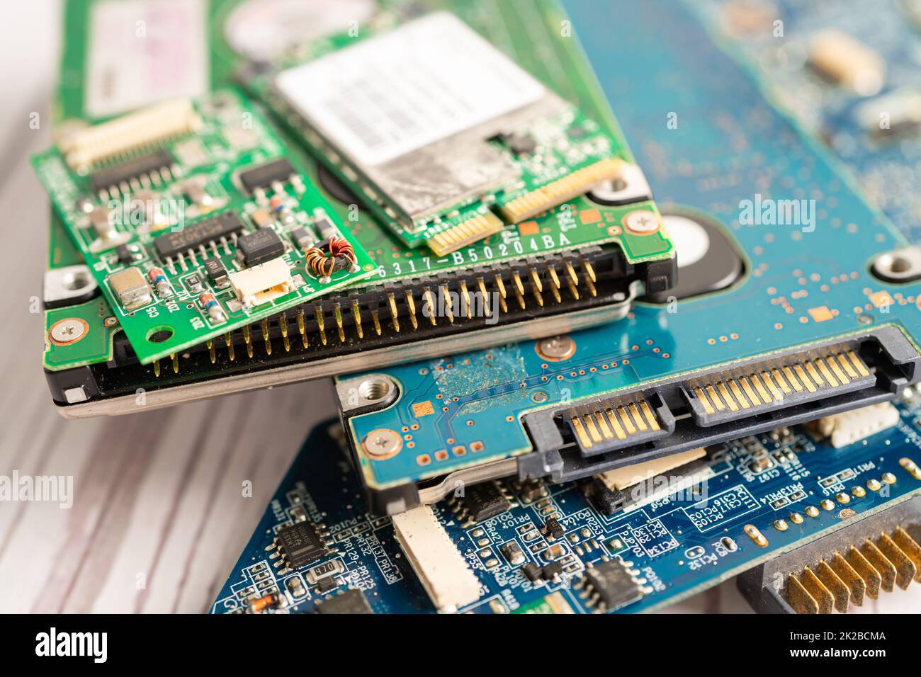Techniker, der das Innere des Mobiltelefons mit einem Lötkolben repariert. Integrated Circuit. Das Konzept von Daten, Hardware, Technologie. Stockfoto