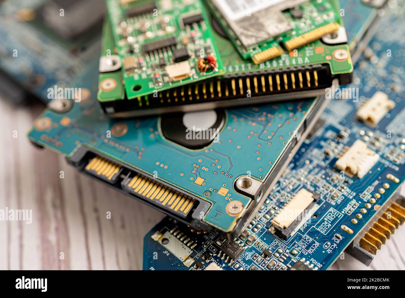 Techniker, der das Innere des Mobiltelefons mit einem Lötkolben repariert. Integrated Circuit. Das Konzept von Daten, Hardware, Technologie. Stockfoto
