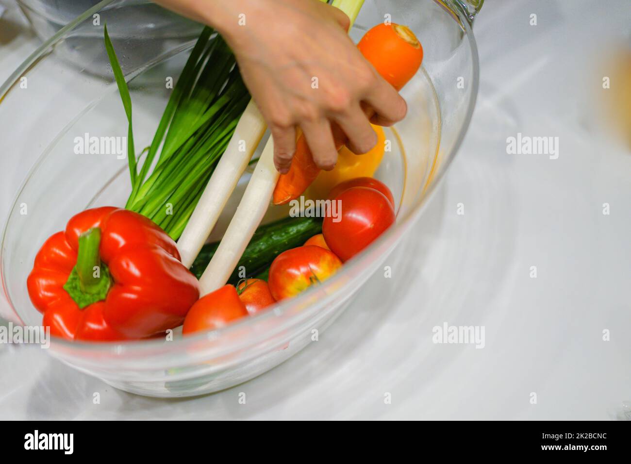 Grünes und gelbes Gemüse, das in den Weinkühler gestellt wird Stockfoto