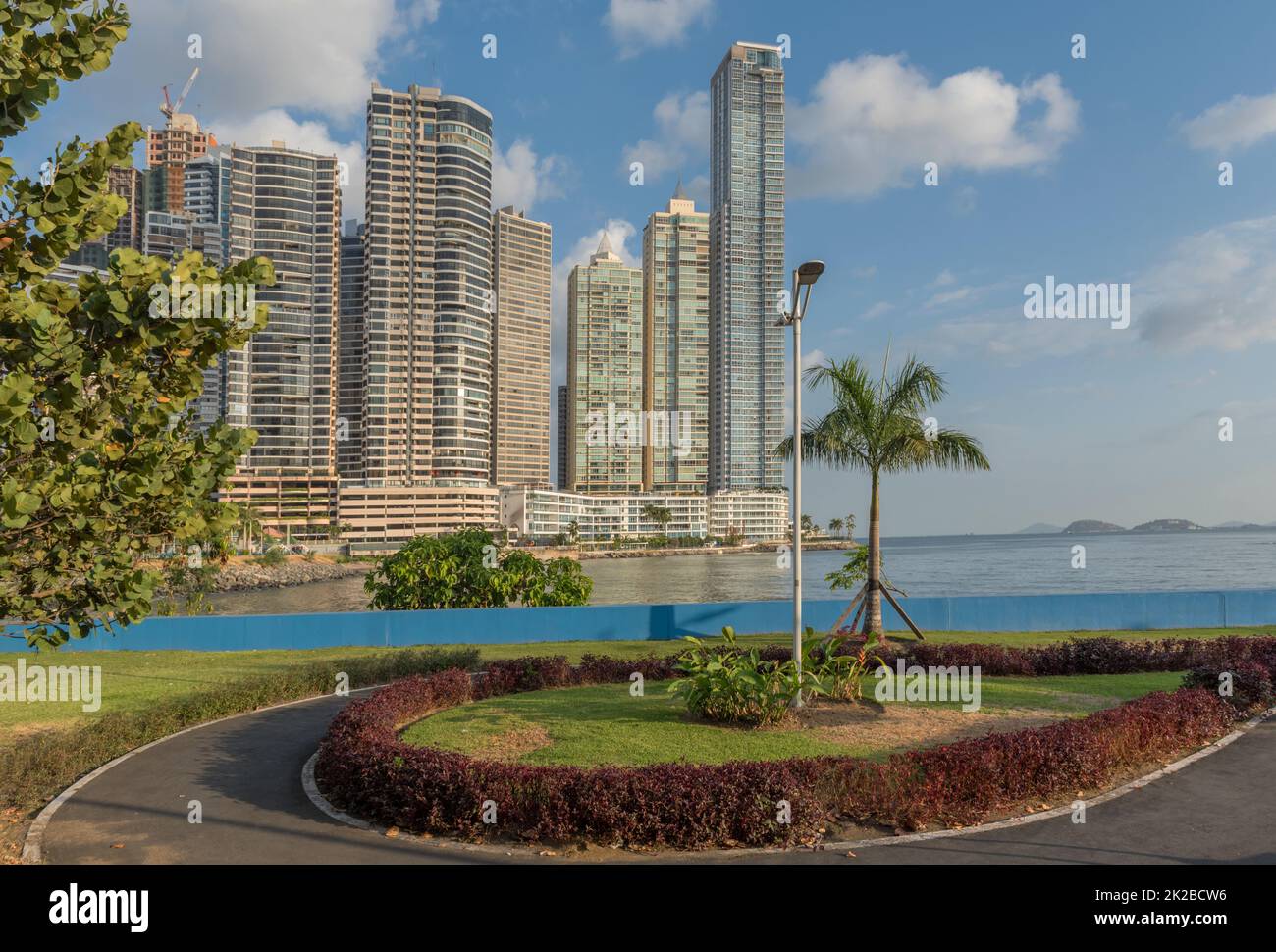 Blick auf die Skyline und das Wasser in Panama Bay, Panama City Stockfoto