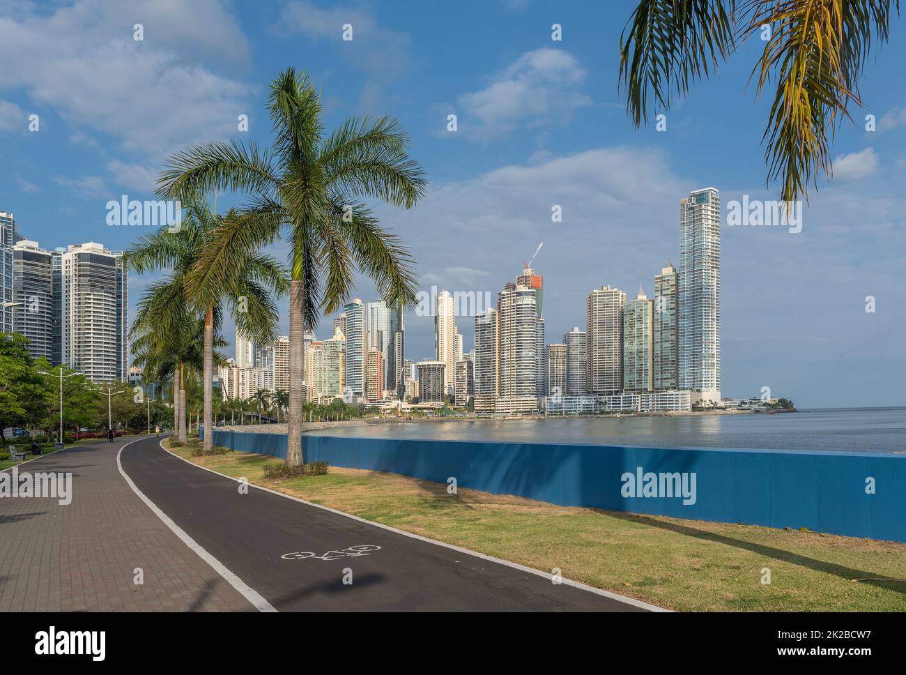 Blick auf die Skyline und das Wasser in Panama Bay, Panama City Stockfoto