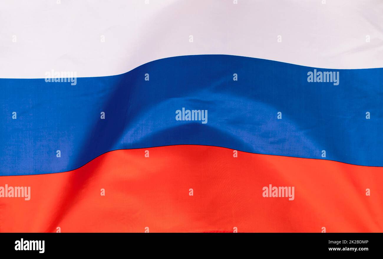 Satinstruktur der geschwungenen russischen Flagge Stockfoto