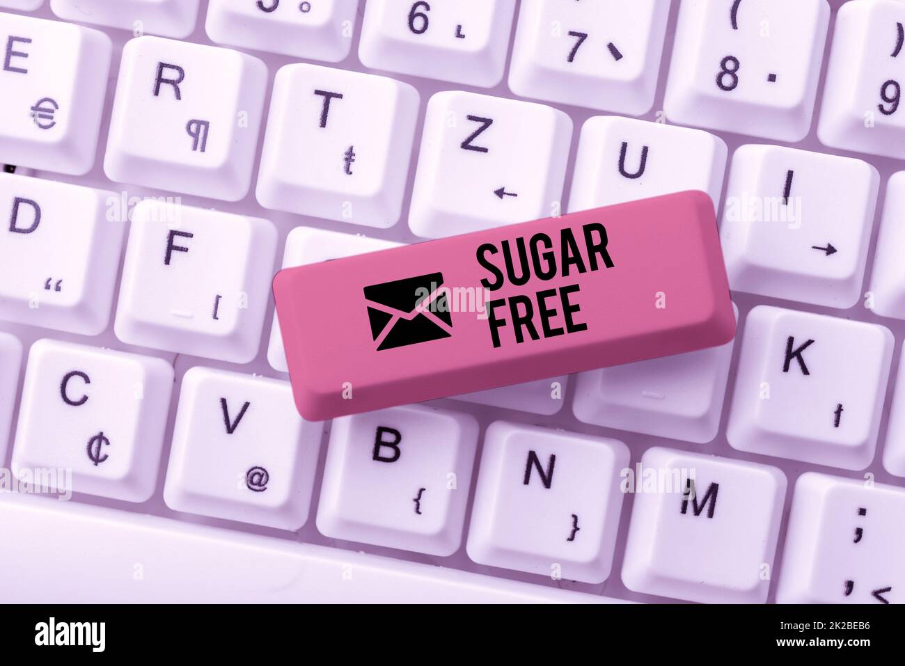 Schreiben mit Text „Zuckerfrei“. Geschäftsübersicht enthält keinen Zucker und enthält nur künstliche Süßungsmittel. Stattdessen werden Online-Dateien und -Daten heruntergeladen und Programmiercodes hochgeladen Stockfoto