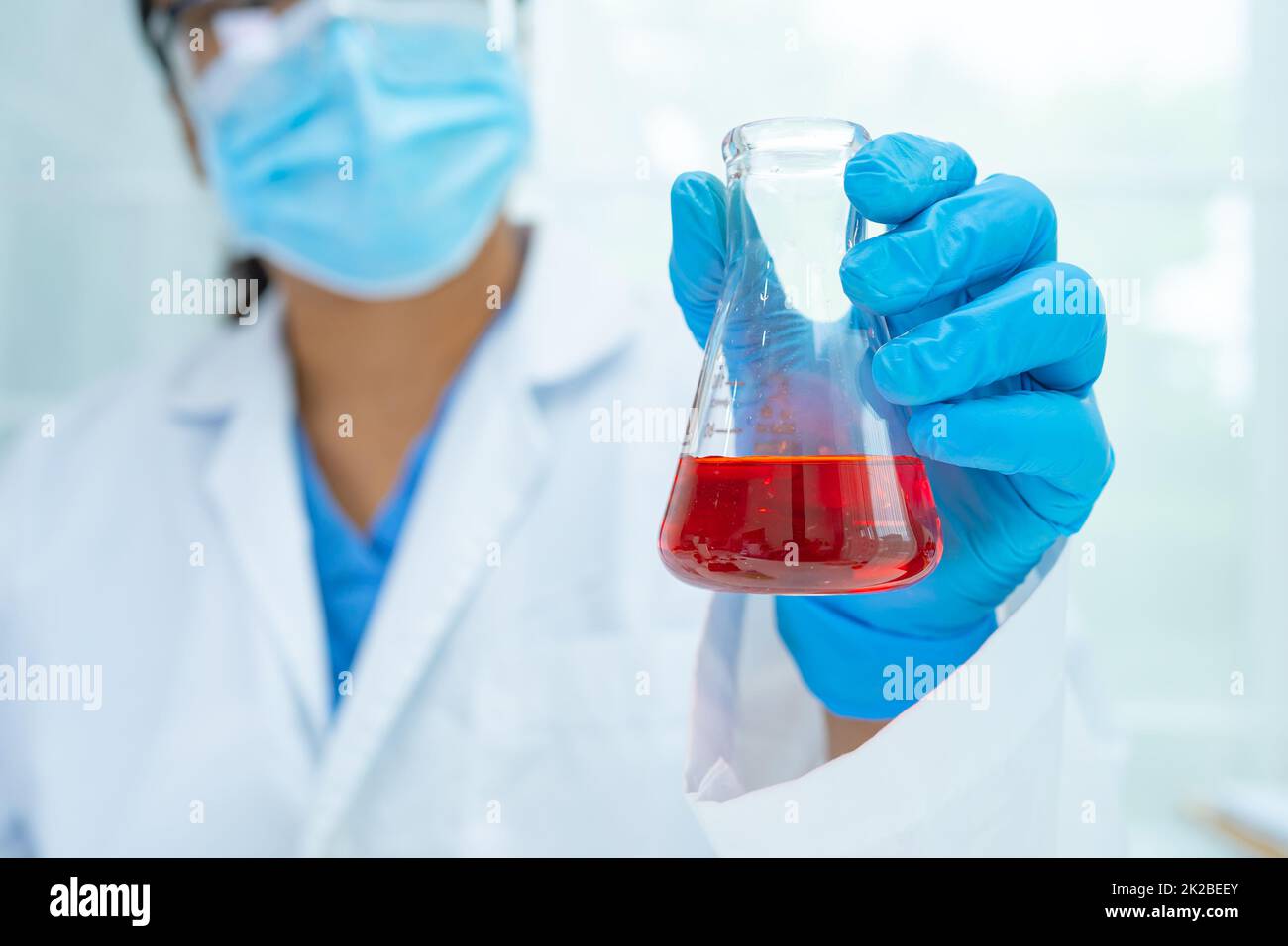 Asian Wissenschaftler Biochemiker oder Mikrobiologe arbeiten Forschung im Labor. Zum Schutz vor Ausbruch Coronavirus Covid19, Bakterien und Keimen. Stockfoto