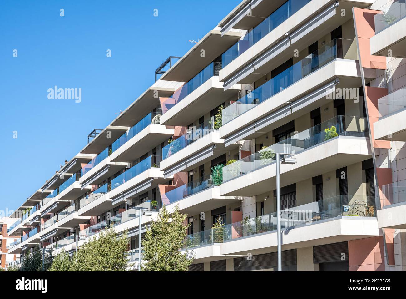 Moderne Apartmenthäuser mit Balkonen, die man in Barcelona, Spanien, sieht Stockfoto