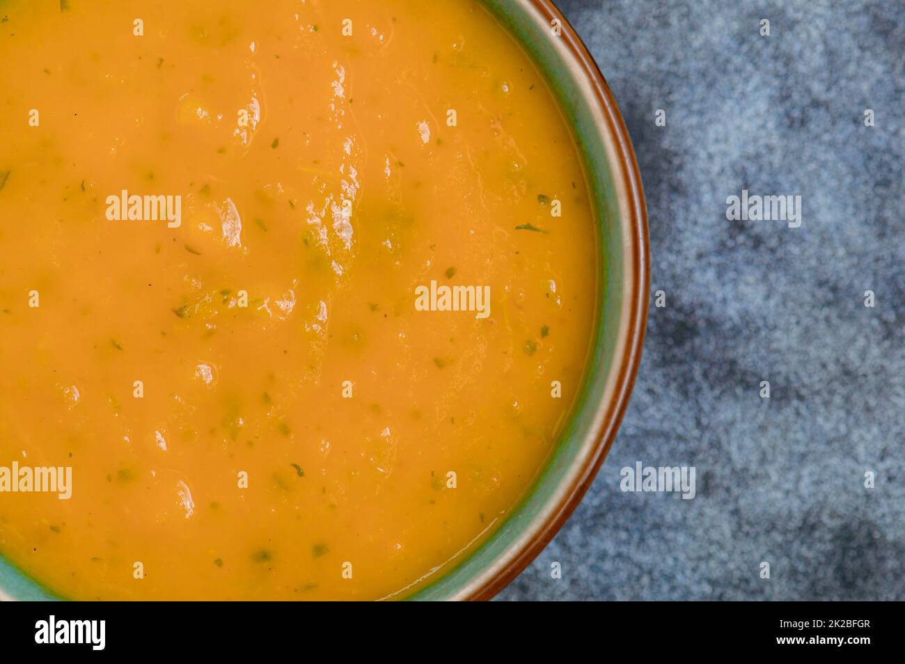 Herbst Karotten- und Koriandersuppe mit Creme Stockfoto