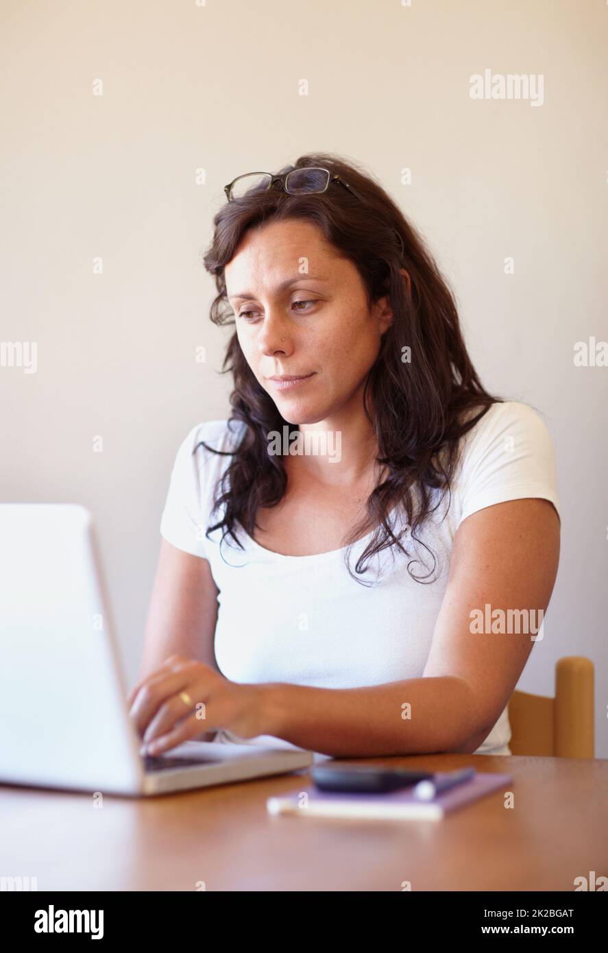 Ihr erstes Unternehmen zu starten. Beschnittene Ansicht einer lässig gekleideten Unternehmerin, die an ihrem Laptop arbeitet. Stockfoto