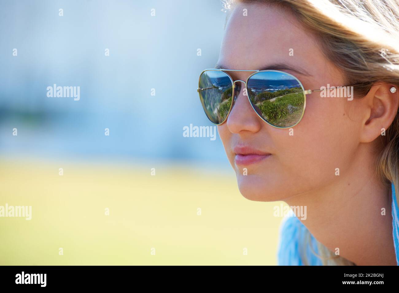 Aviator-Chic. Kurzer Schuss einer attraktiven Frau in einer Fliegerbrille. Stockfoto