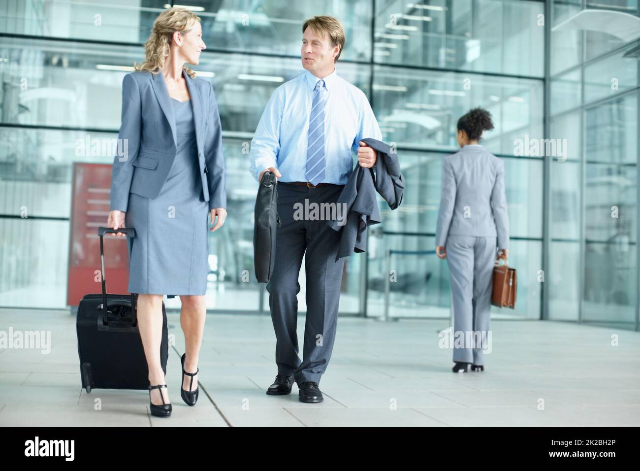 Sind Sie bereit für die große Präsentation? Geschäftsreisende, die mit ihren Koffern am Flughafen ankommen - Business Travel. Stockfoto