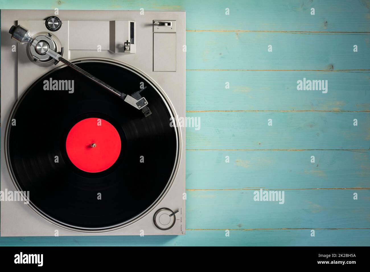 Klassischer Plattenspieler mit Vinylplatte auf Holztisch Stockfoto