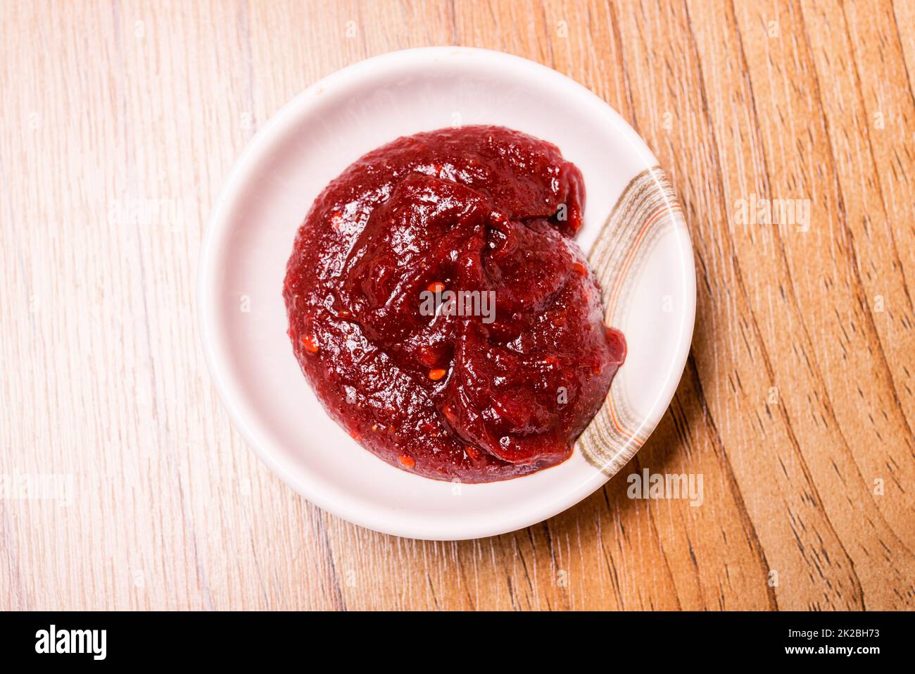 Koreanische BBQ Gochujang rote Chilisauce. Für Rindfleischgrill auf Holztisch Stockfoto