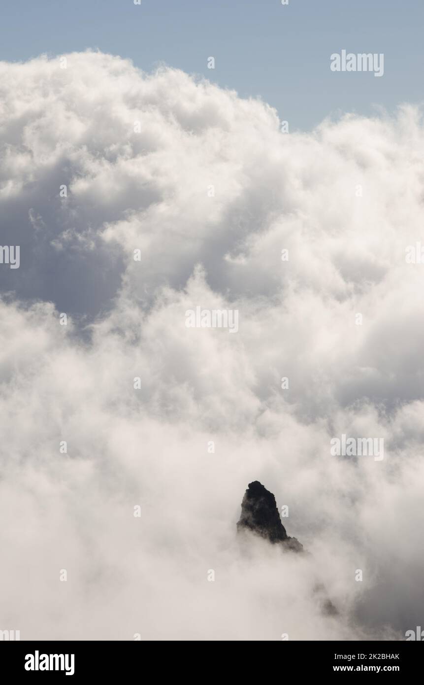 Eine Klippe in einem Wolkenmeer. Stockfoto