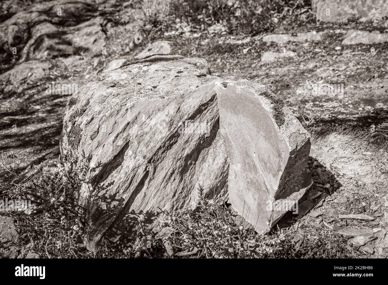 Steingestein zerbrochen mit orangefarbenen gelben Farben innerhalb Norwegens. Stockfoto
