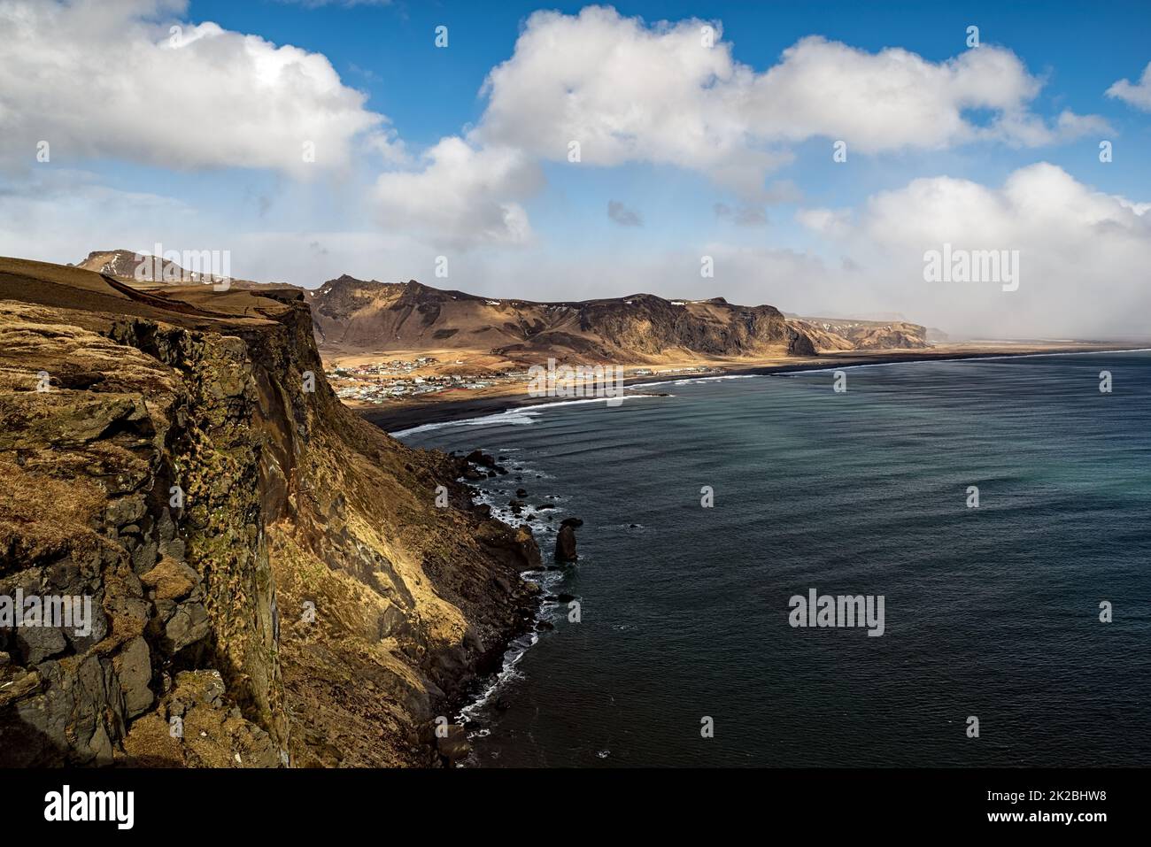 Küste der Dyrholaey-Halbinsel in Südisland Stockfoto