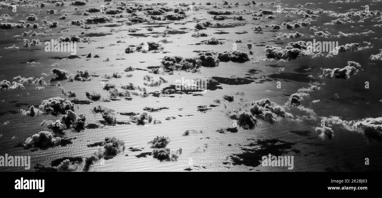 Wunderschöne Wolken über dem Atlantik. Künstlerisches Schwarzweiß-Bild. Stockfoto