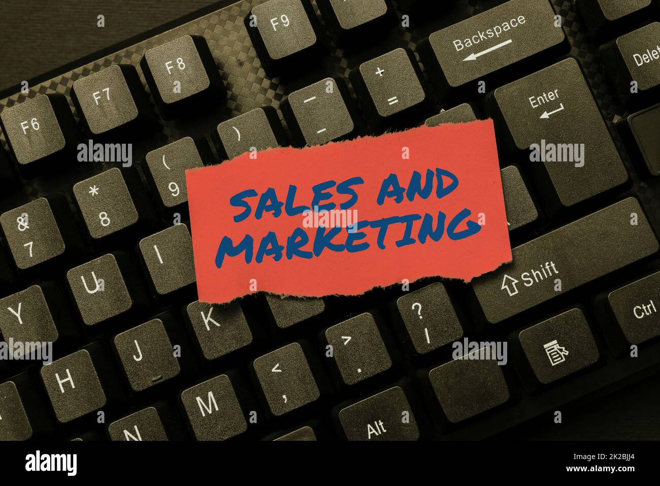 Unterschreiben Sie mit der Anzeige von Vertrieb und Marketing. Geschäftsidee Geschäftswerbung, Werbeaktionen und Geschäftsstrategie Eingeben von Bildbeschreibungen und Stichwörtern, Eingabe der neuen Internet-Website Stockfoto