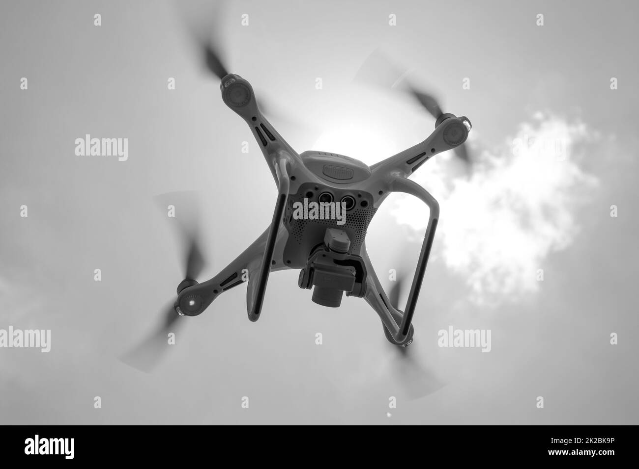 Drone DJI Phantom 4 im Flug. Quadrocopter gegen den blauen Himmel Stockfoto