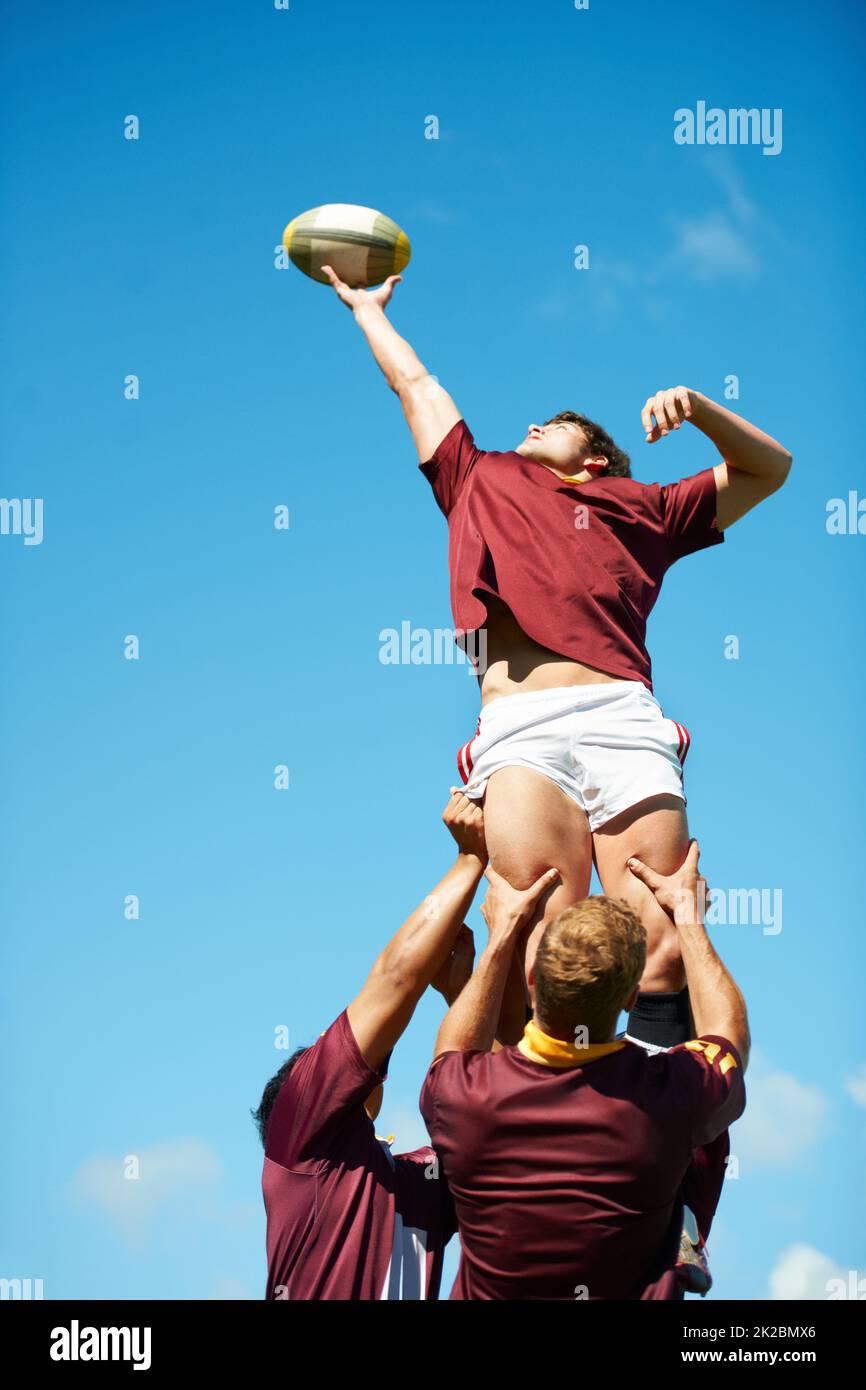 Einen epischen Moment festhalten. Aufnahme eines jungen Rugby-Spielers, der den Ball während eines Lineout fängt. Stockfoto