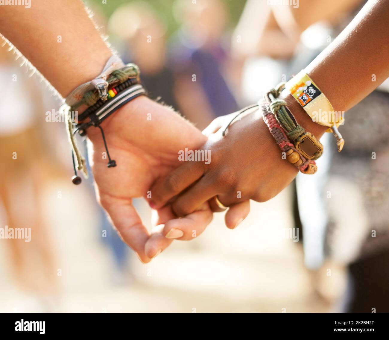 Interkulturelle Freundschaft. Beschnittene Nahaufnahme eines multiethnischen Paares, das die Hände hält. Stockfoto