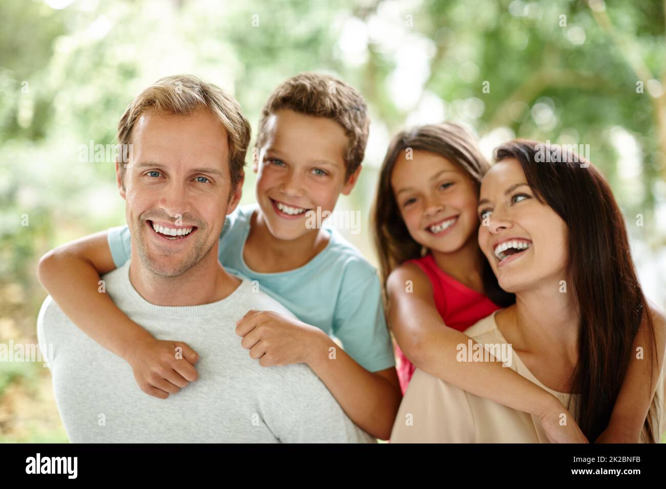 Gemeinsam schöne Erinnerungen sammeln. Porträt einer glücklichen vierköpfigen Familie, die Zeit im Freien verbringt. Stockfoto