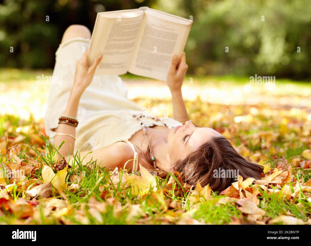 Herbstschönheit. Aufnahme einer attraktiven jungen Frau im Park an einem Herbsttag. Stockfoto
