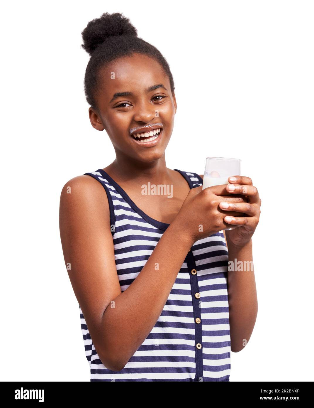 Ich liebe ein kaltes Glas Milch. Studioportrait eines jungen afroamerikanischen Mädchens, das ein Glas Milch auf Weiß trinkt. Stockfoto