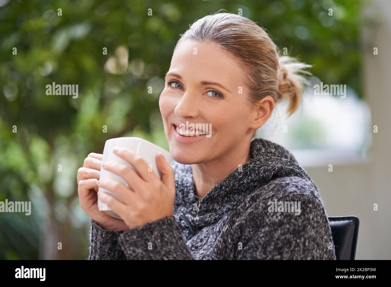 Glück ist nur ein Schluck entfernt. Aufnahme einer attraktiven reifen Frau, die in einem Spa ein heißes Getränk genießt. Stockfoto