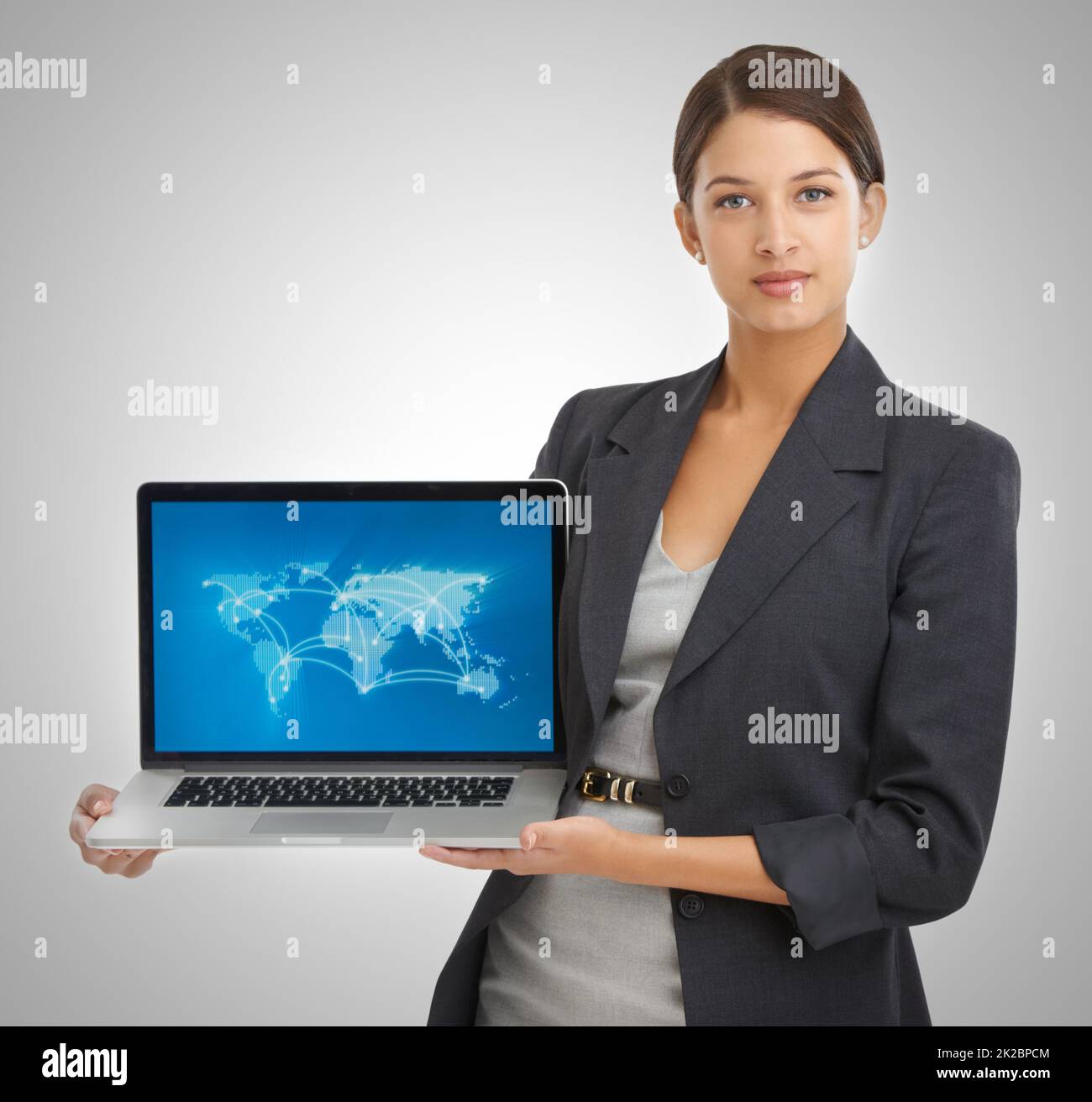 Wir sind global geworden. Studio-Porträt einer Geschäftsfrau mit einem Laptop, auf dem eine Weltkarte mit Standorten zu sehen ist. Stockfoto