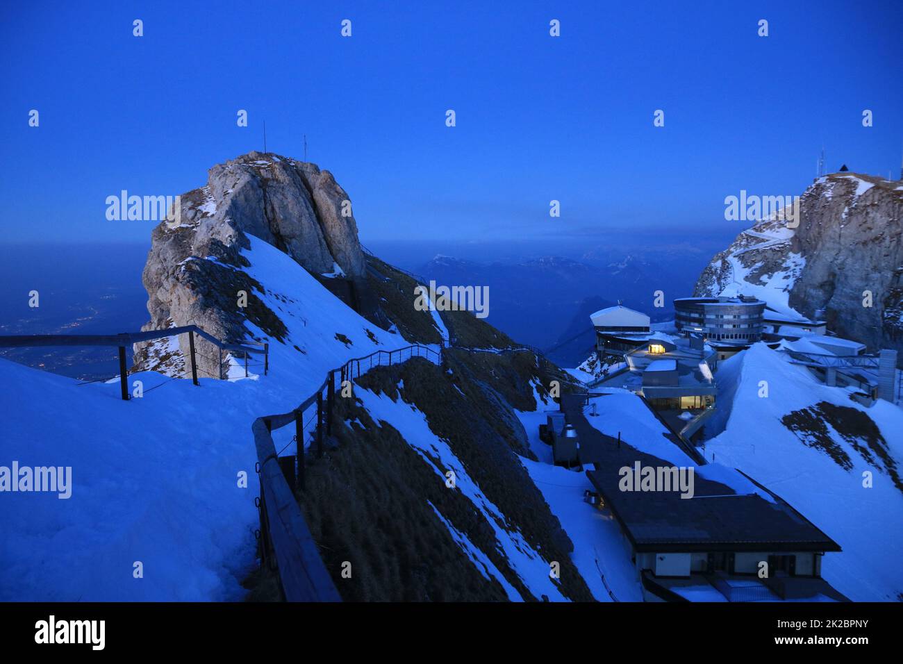 Oberhaupt, Gipfel des Pilatus in der blauen Stunde. Stockfoto