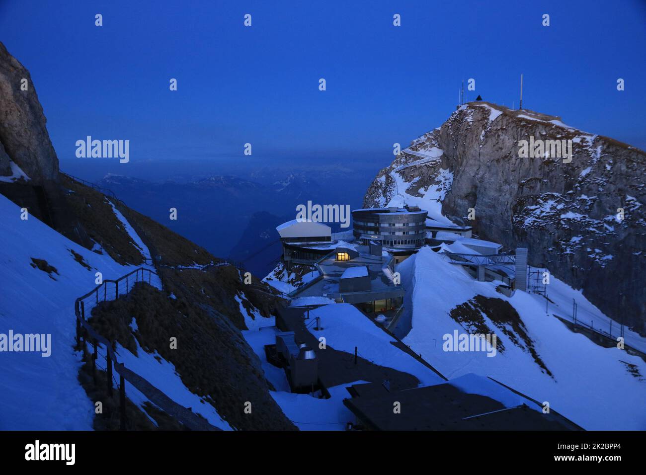 Oberhaupt, Gipfel des Pilatus in der blauen Stunde. Sonnenuntergangsszene in den Schweizer Alpen. Stockfoto