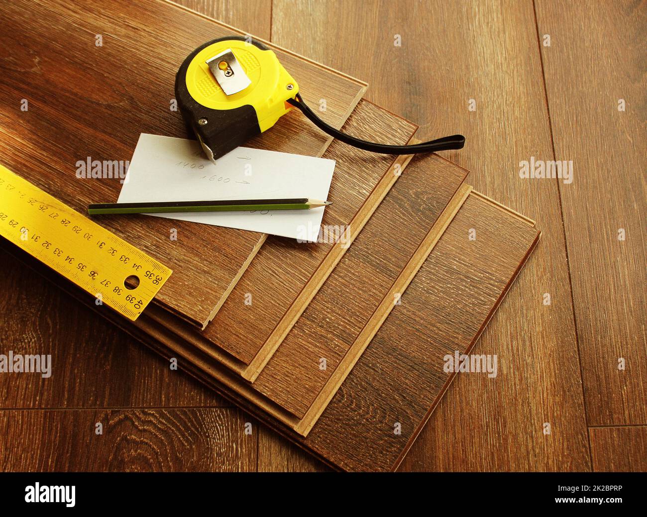 Laminat Dielen und Tools auf Holz- Hintergrund. Verschiedene Tischler Werkzeuge auf dem Laminat. Top View Stockfoto
