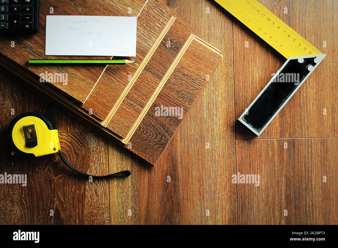 Laminat Dielen und Tools auf Holz- Hintergrund. Verschiedene Tischler Werkzeuge auf dem Laminat. Top View Stockfoto