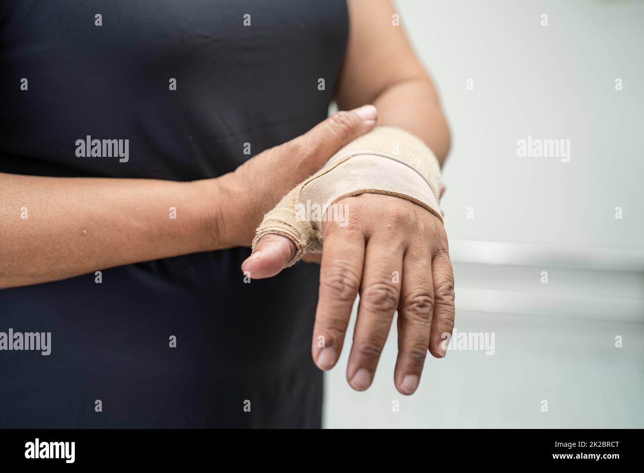 Hand mit verletztem finger und verband auf weißem hintergrund