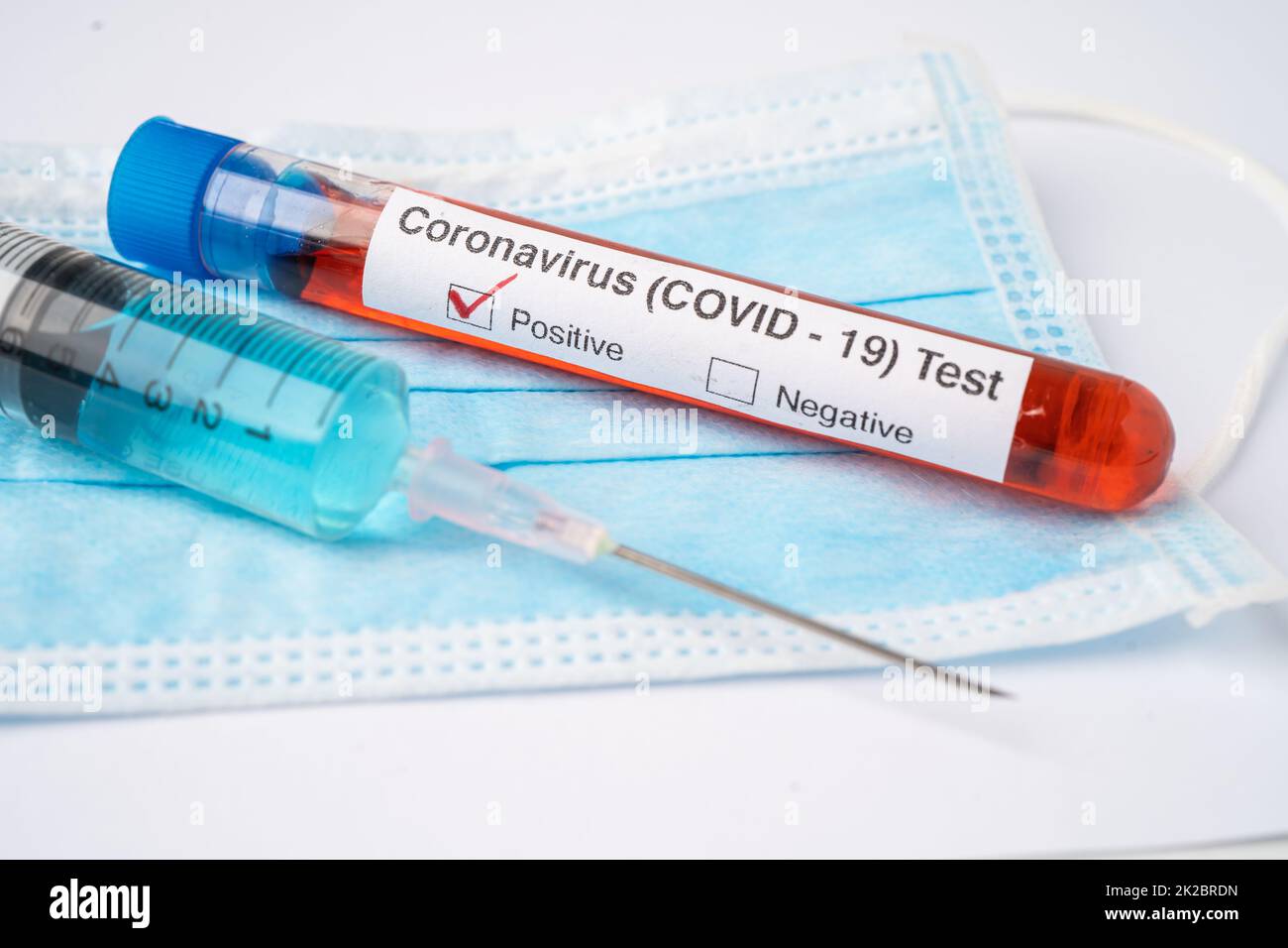 COVID19 Virus- oder Coronavirus-Probenblutteströhrchen im Labor des Krankenhauses. Stockfoto
