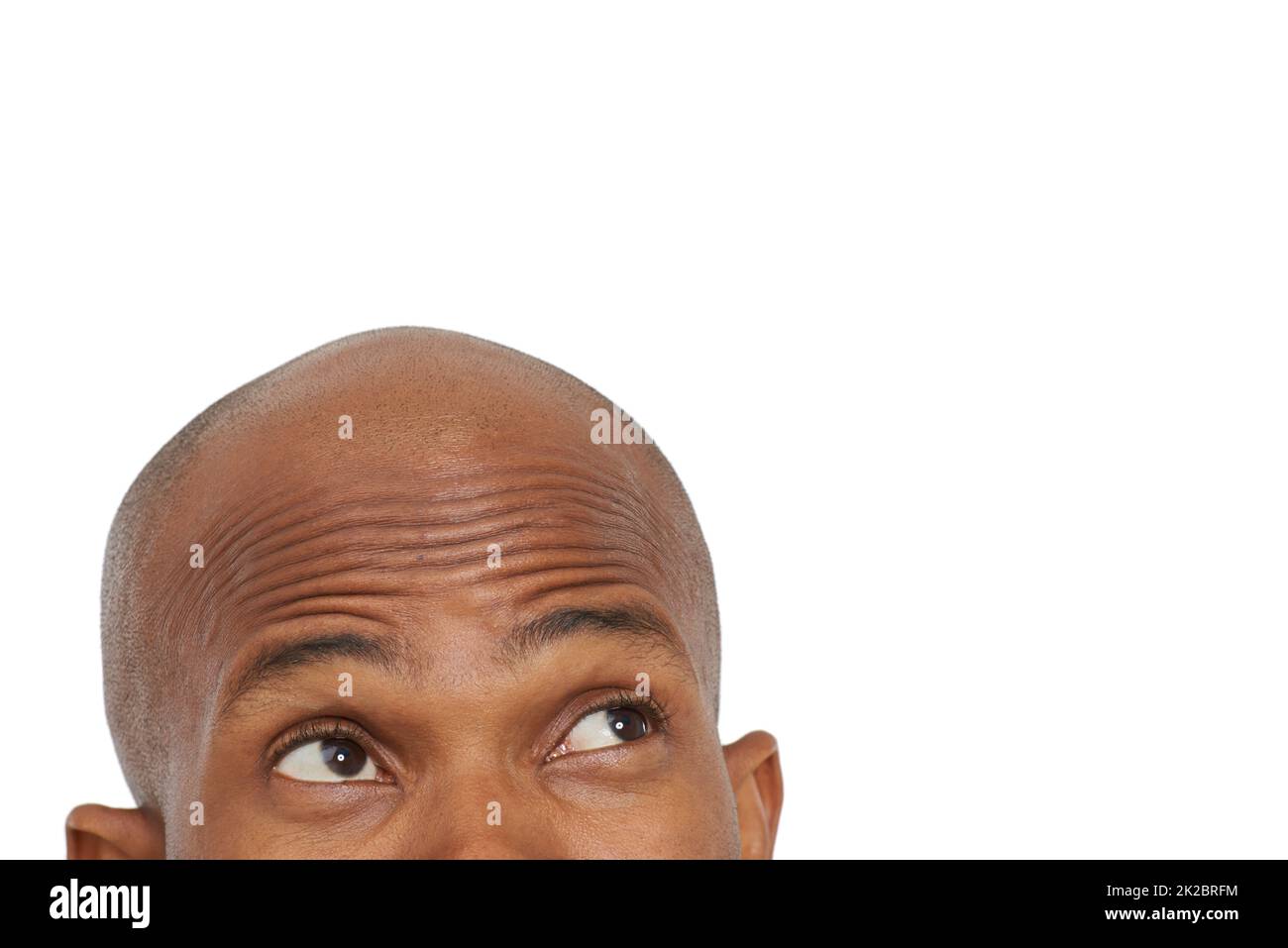 Ihre Kopie wird ausgecheckt. Ein zugeschnittenes Bild eines afroamerikanischen Mannes, der zum Copyspace aufschaut. Stockfoto