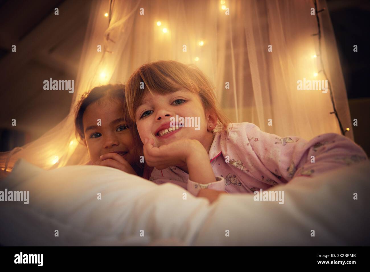 Ich habe meinen eigenen Schlafengehen. Aufnahme von zwei niedlichen kleinen Mädchen mit einem Sleepover. Stockfoto