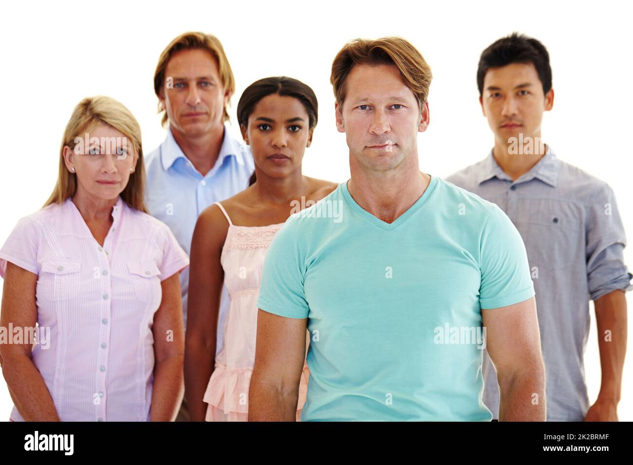 Sich für die Einheit zu stellen. Fünf Erwachsene unterschiedlichen Alters und Ethnien stehen in einer Gruppe mit ernsten Ausdrücken. Stockfoto
