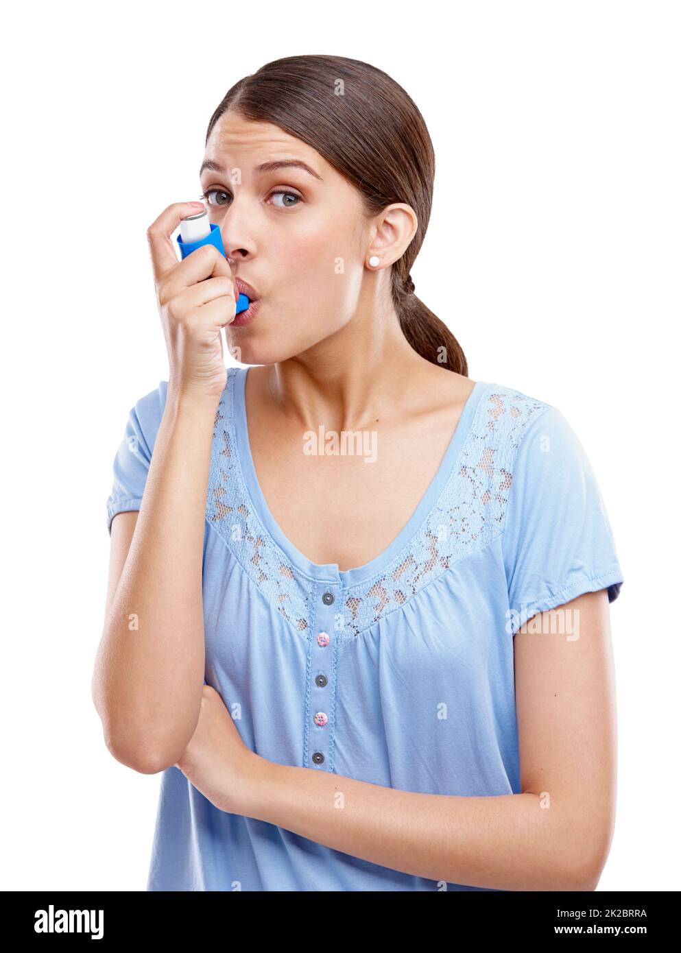 Atmen Sie tief durch. Studioportrait einer attraktiven jungen Frau, die einen Asthma-Inhalator verwendet. Stockfoto