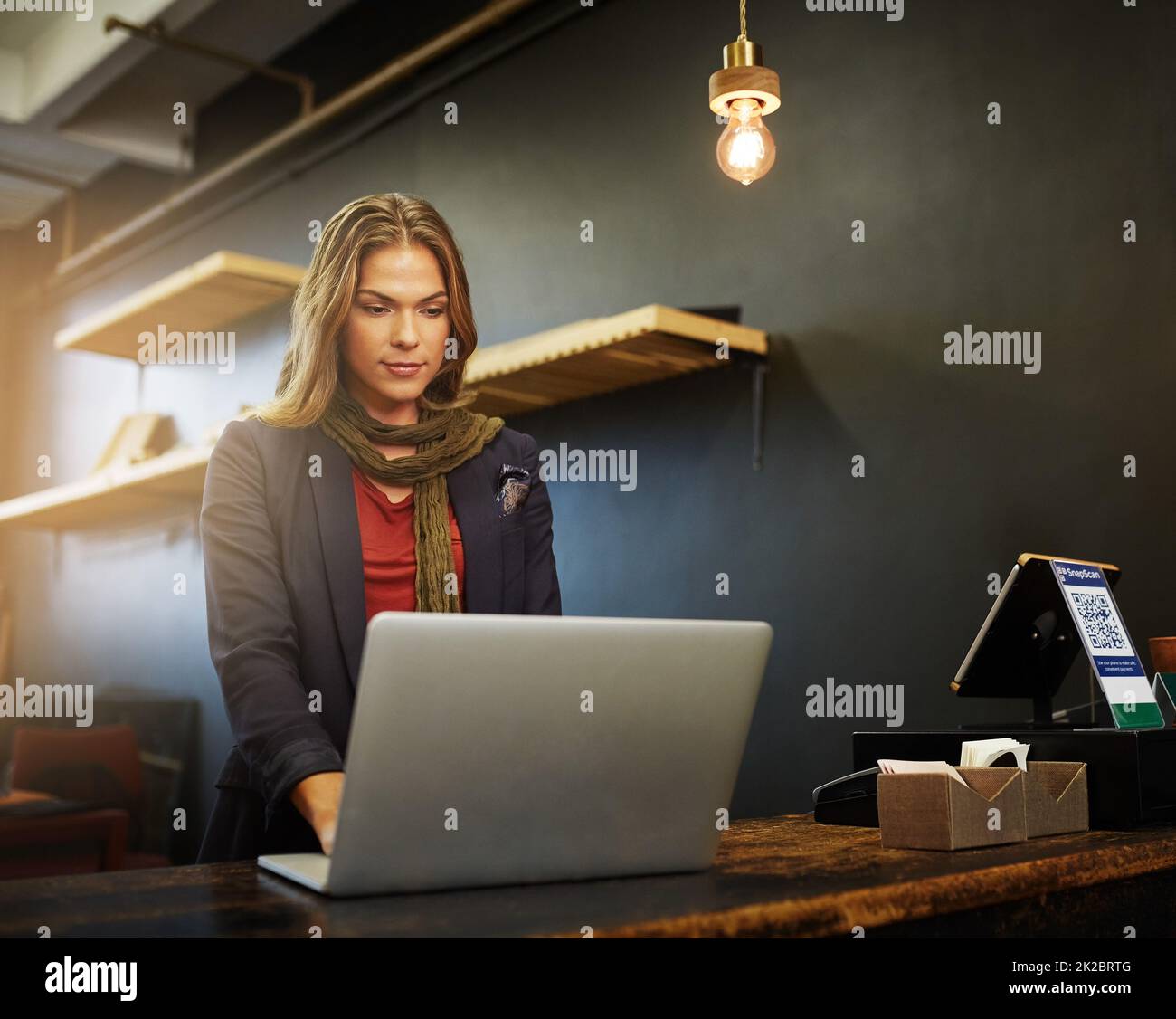 Arbeiten an einigen Marketing-Strategien online. Eine kleine Aufnahme einer jungen Geschäftsbesitzerin, die in ihrem Geschäft einen Laptop benutzt. Stockfoto